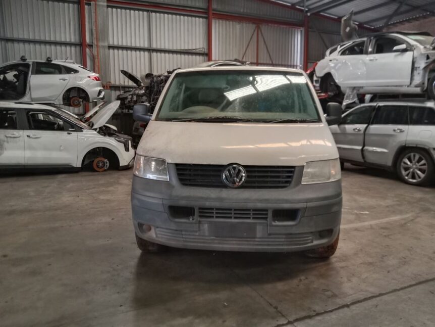 Volkswagen transporter 2006 White Wrecking
