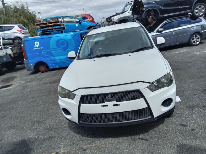 Mitsubishi outlander 2011 White Wrecking