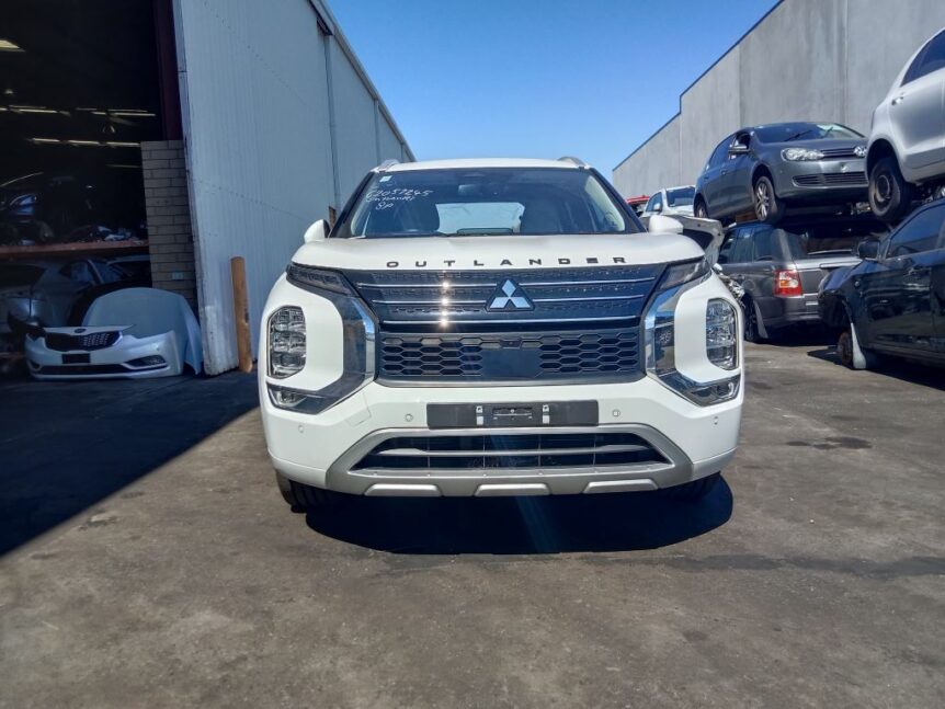 Mitsubishi outlander 2022 White Wrecking