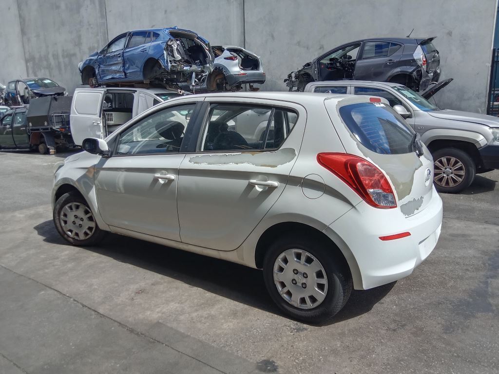 Hyundai i20 2015 White Wrecking