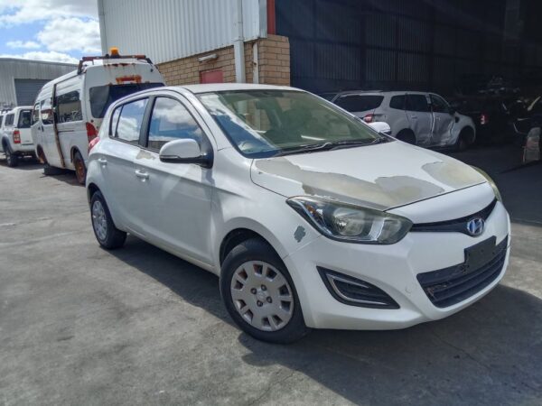 Hyundai i20 2015 White Wrecking