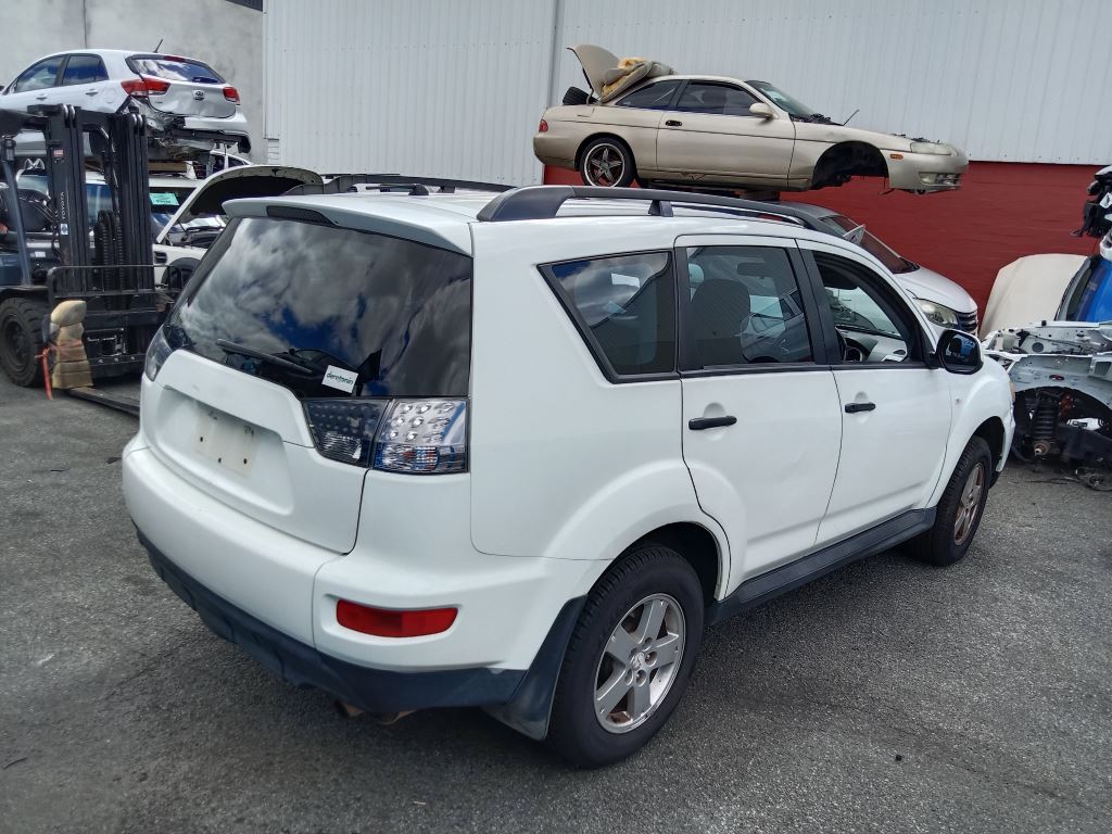 Mitsubishi outlander 2011 White Wrecking
