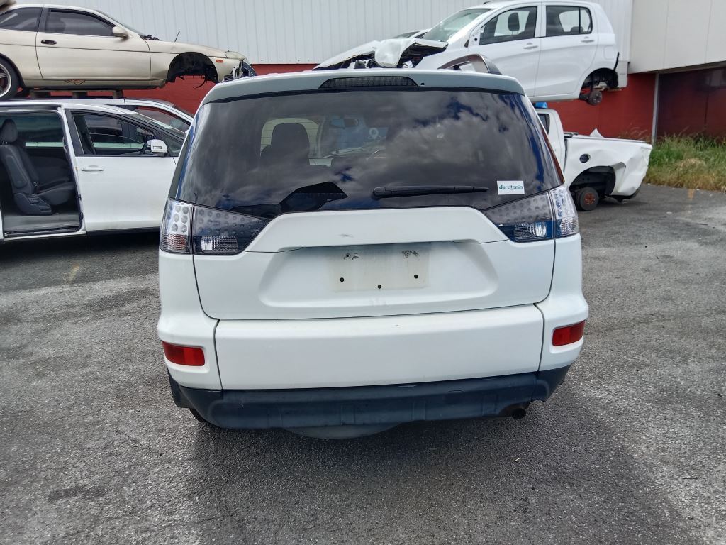 Mitsubishi outlander 2011 White Wrecking