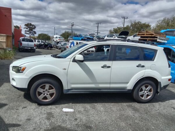 Mitsubishi outlander 2011 White Wrecking