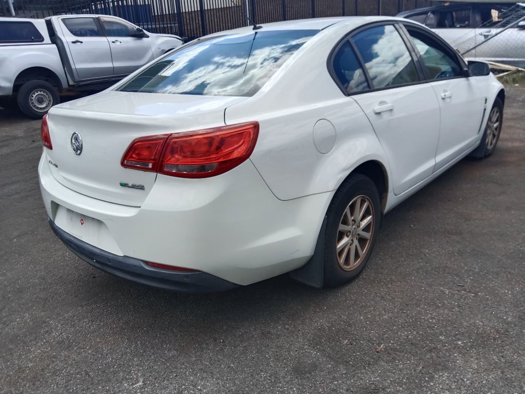 Holden Commodore evoke 2014 White Wrecking