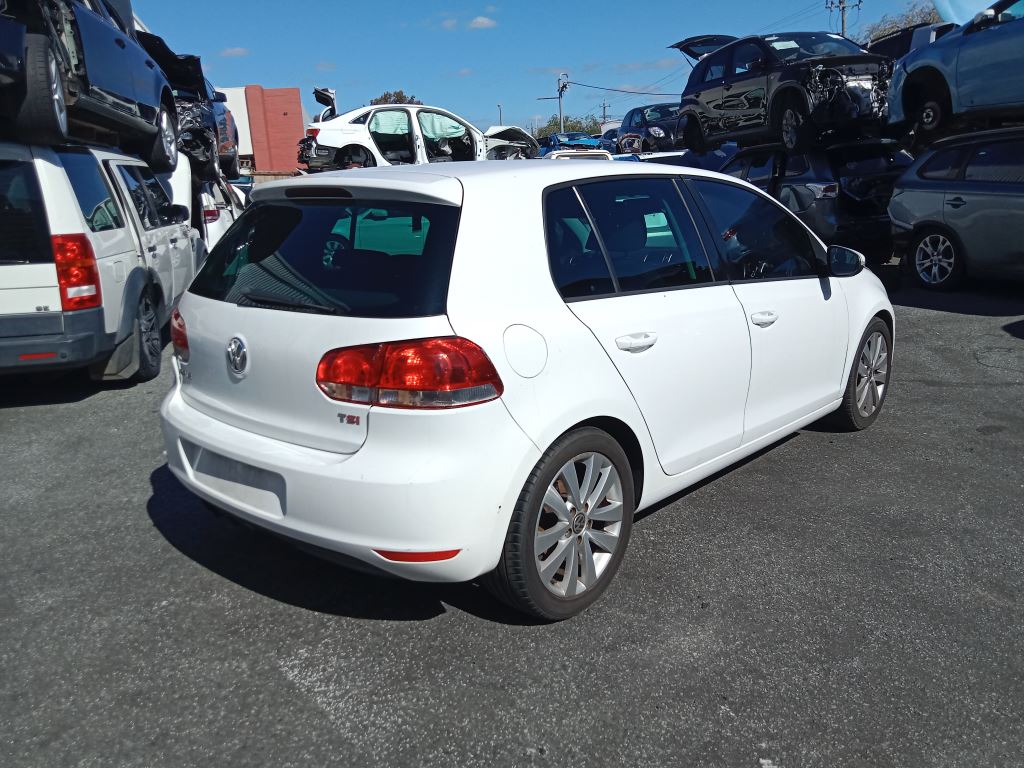 Volkswagen golf TSI 2009 White Wrecking
