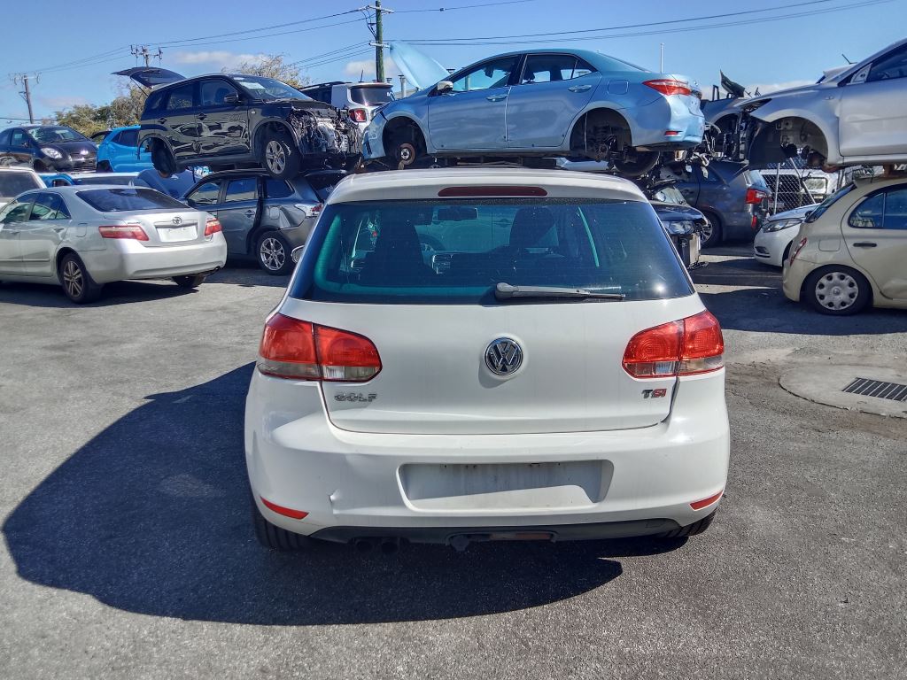 Volkswagen golf TSI 2009 White Wrecking