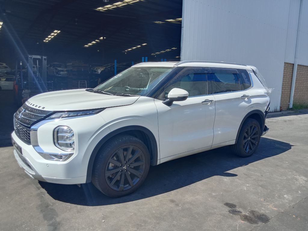 Mitsubishi outlander 2022 White Wrecking