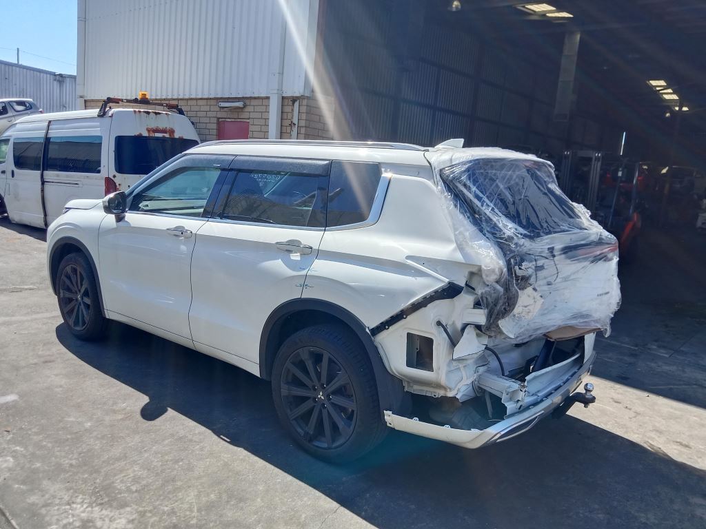 Mitsubishi outlander 2022 White Wrecking