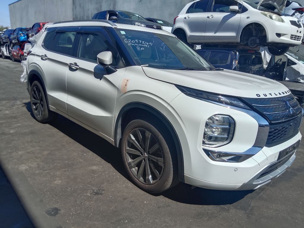 Mitsubishi outlander 2022 White Wrecking