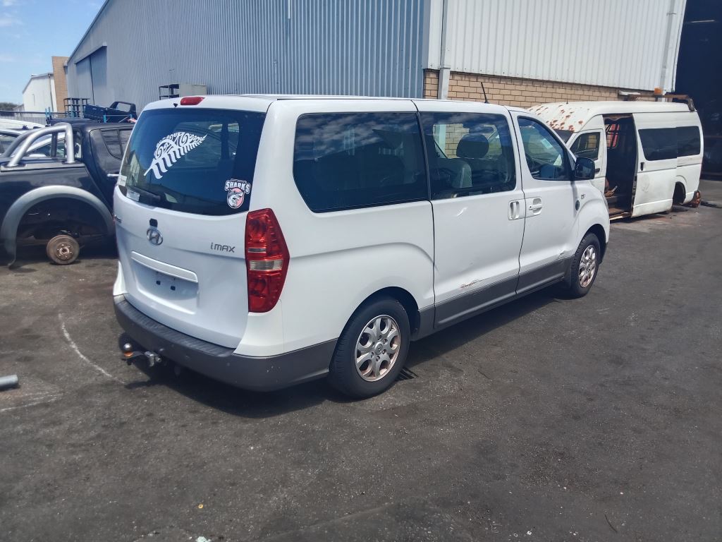 Hyundai IMAX 2013 White Wrecking