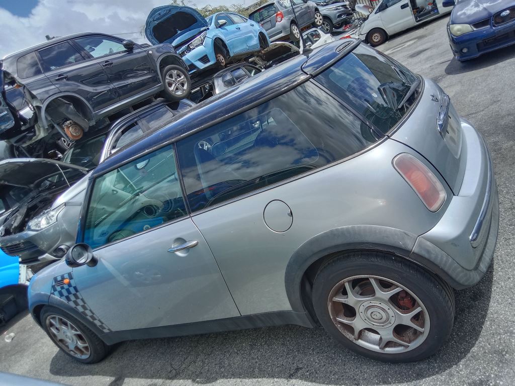 Mini Cooper 2004 Silver Wrecking