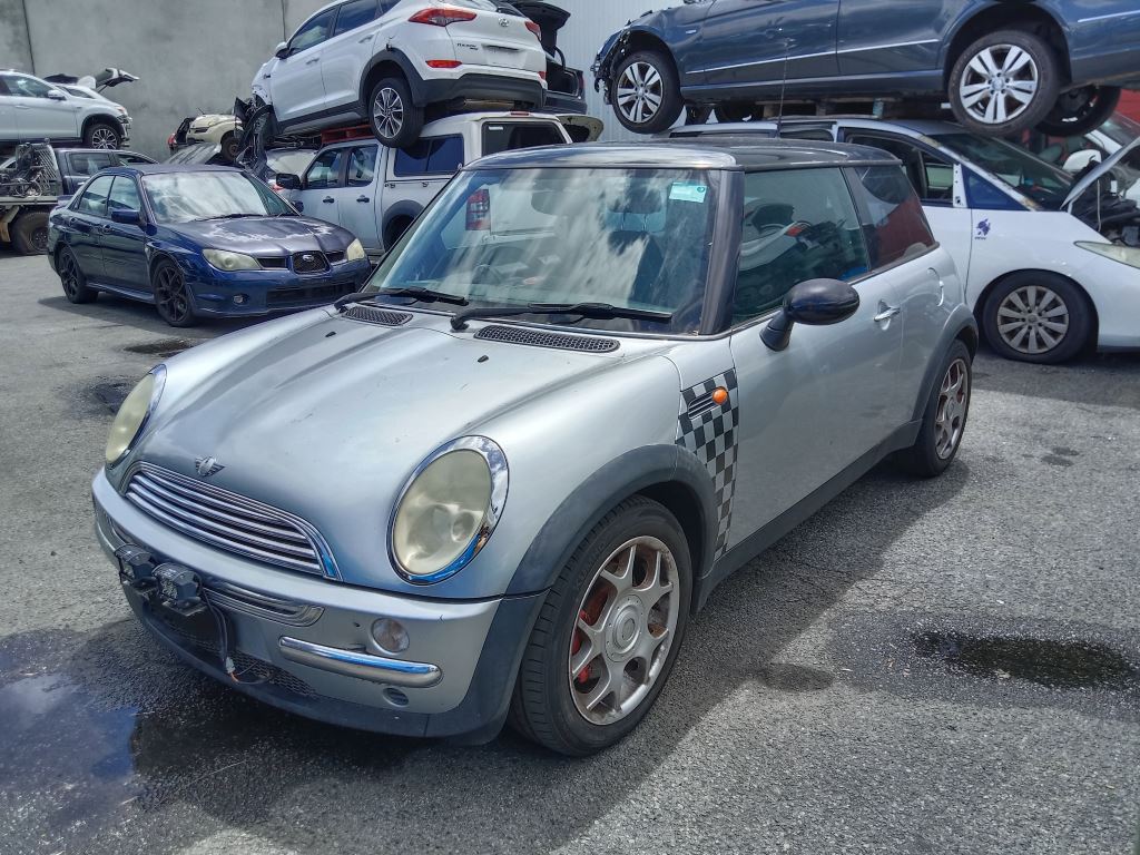 Mini Cooper 2004 Silver Wrecking