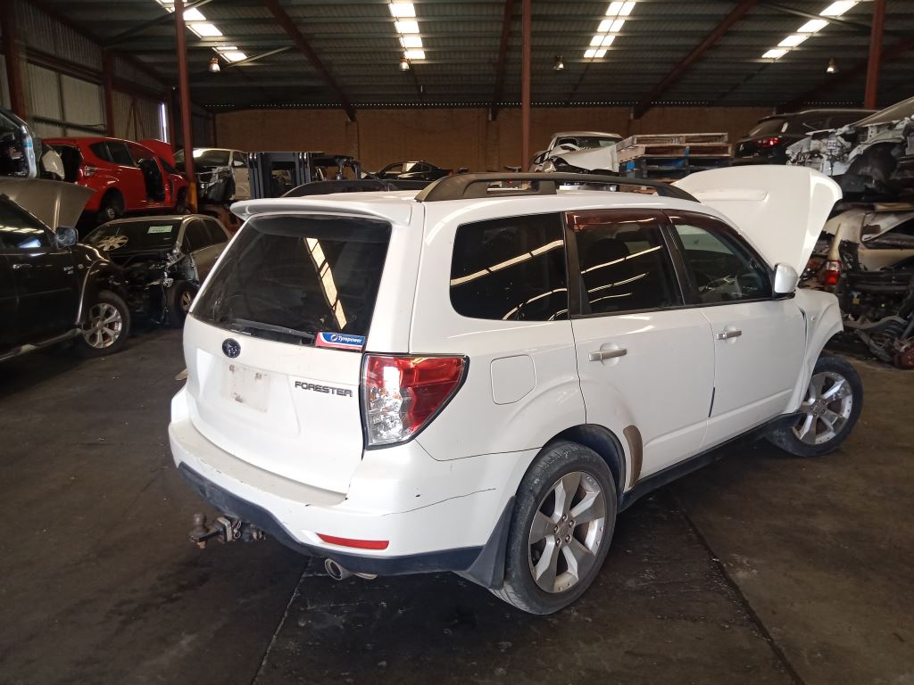 Subaru Forester 2009 White Wrecking