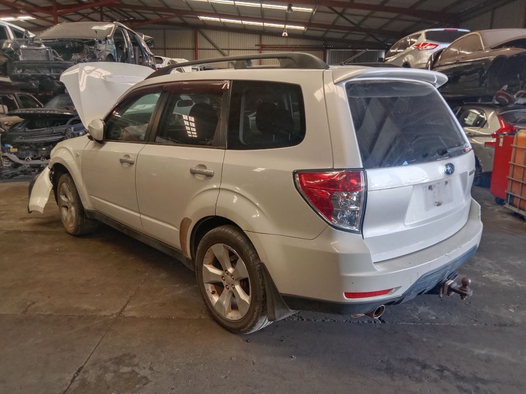 Subaru Forester 2009 White Wrecking