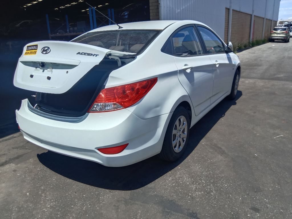 Hyundai accent 2013 White Wrecking