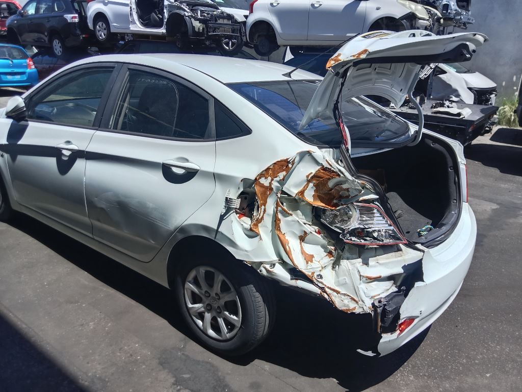 Hyundai accent 2013 White Wrecking