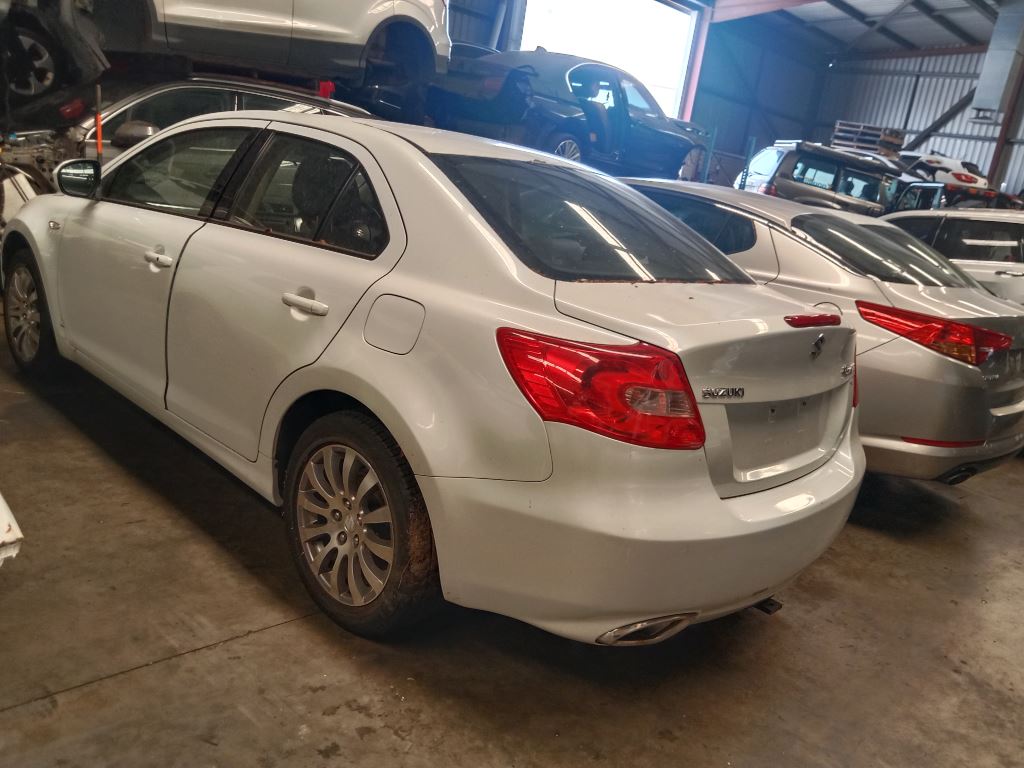 Suzuki kizashi 2010 White Wrecking