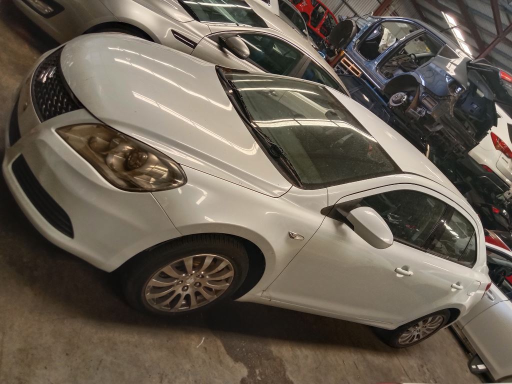 Suzuki kizashi 2010 White Wrecking