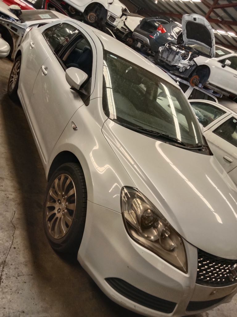 Suzuki kizashi 2010 White Wrecking