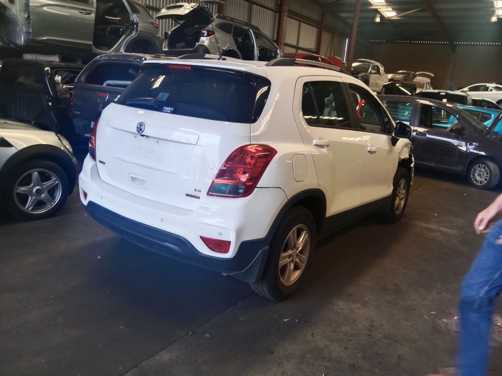 Holden Trax 2017 White Wrecking