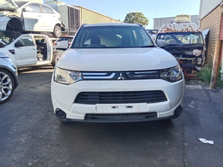 Mitsubishi Outlander 2013 White Wrecking