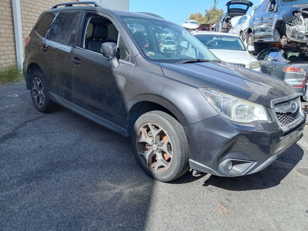 Subaru Forester 2015 Grey Wrecking