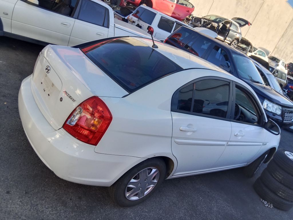 Hyundai accent 2007 White Wrecking