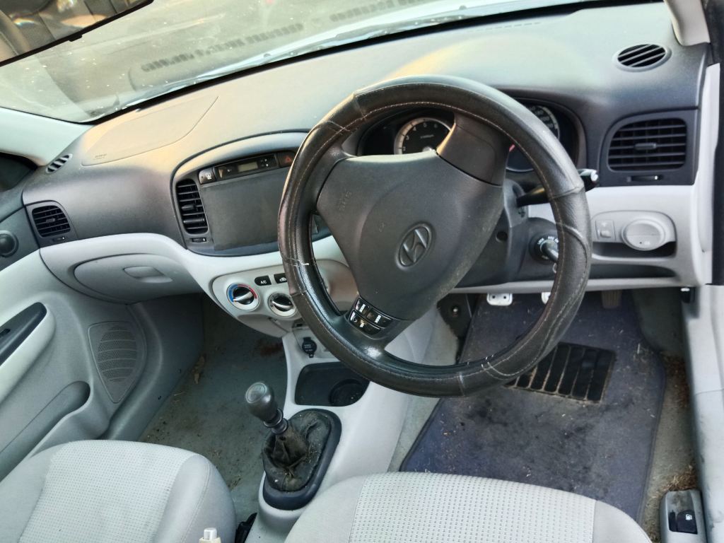 Hyundai accent 2007 White Wrecking