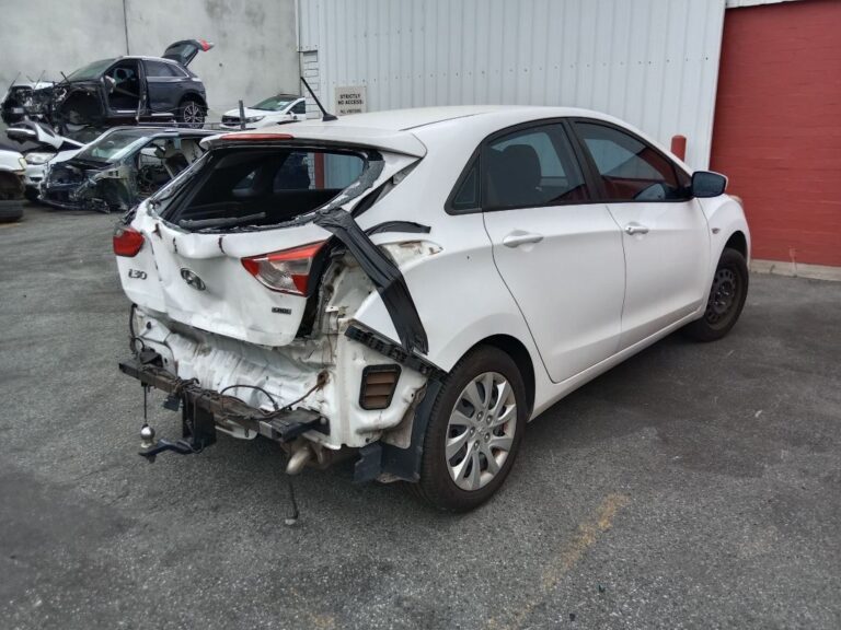 Hyundai i30 2014 White Wrecking