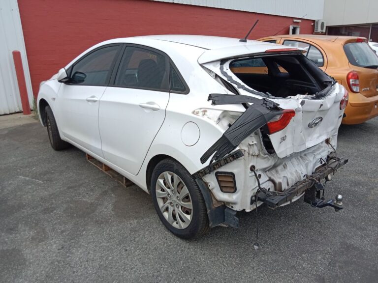 Hyundai i30 2014 White Wrecking