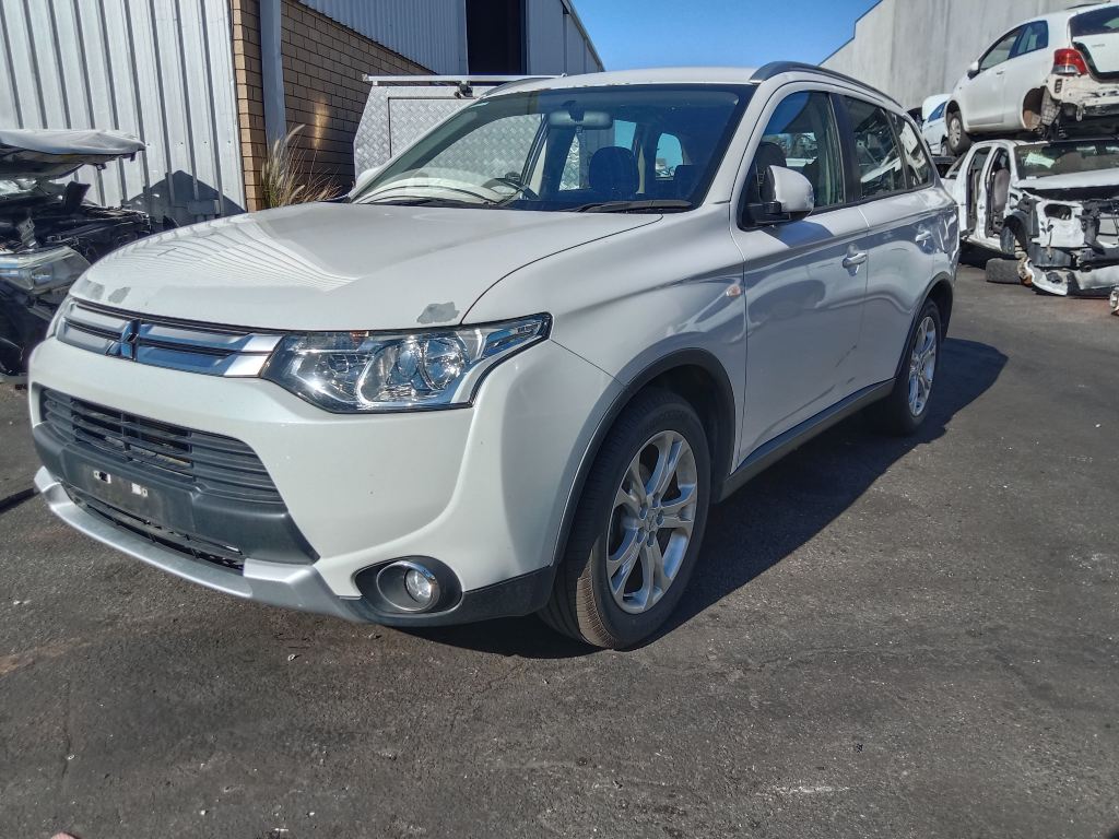 Mitsubishi outlander 2014 White Wrecking