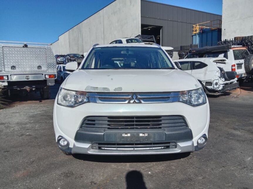 Mitsubishi outlander 2014 White Wrecking