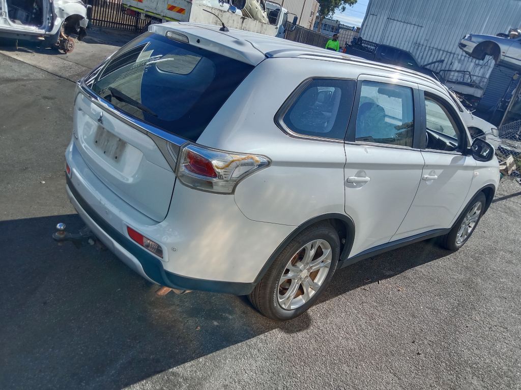 Mitsubishi outlander 2014 White Wrecking
