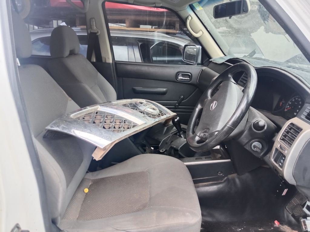 Nissan patrol 2007 White Wrecking