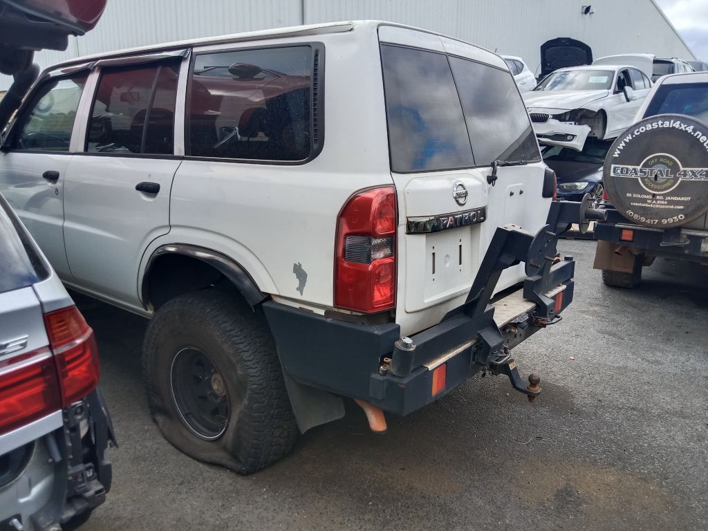 Nissan patrol 2007 White Wrecking