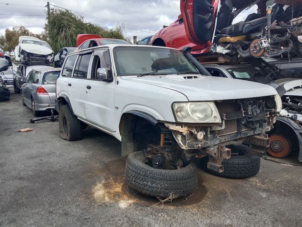 Nissan patrol 2007 White Wrecking