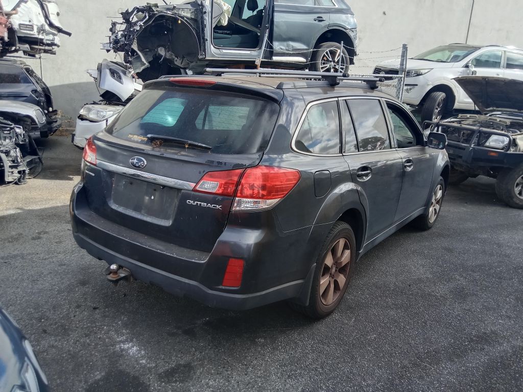 Subaru outback 2010 Grey Wrecking