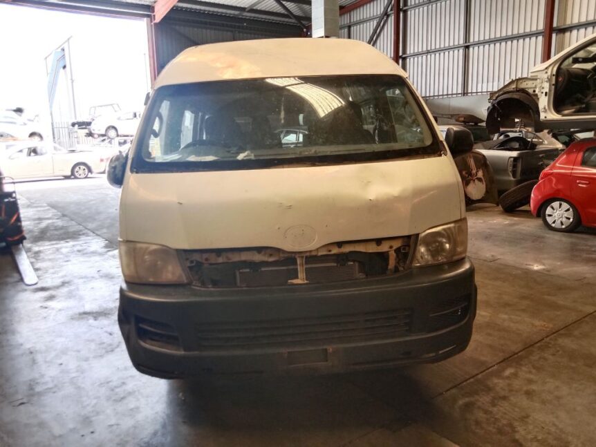Toyota hiace 2006 White Wrecking