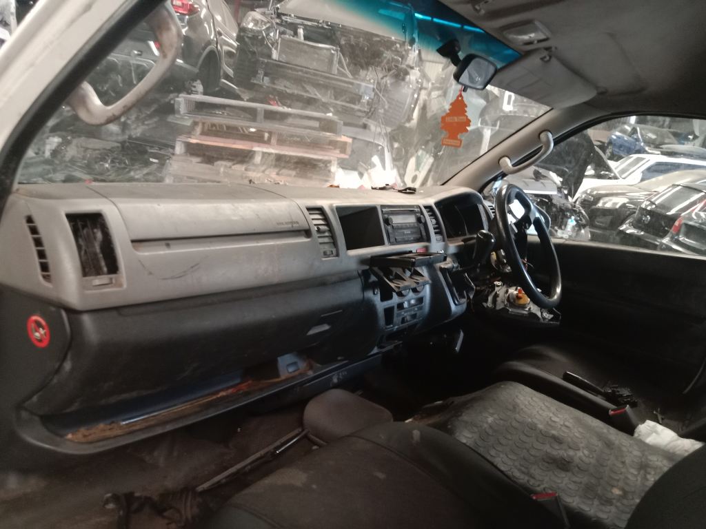 Toyota hiace 2006 White Wrecking