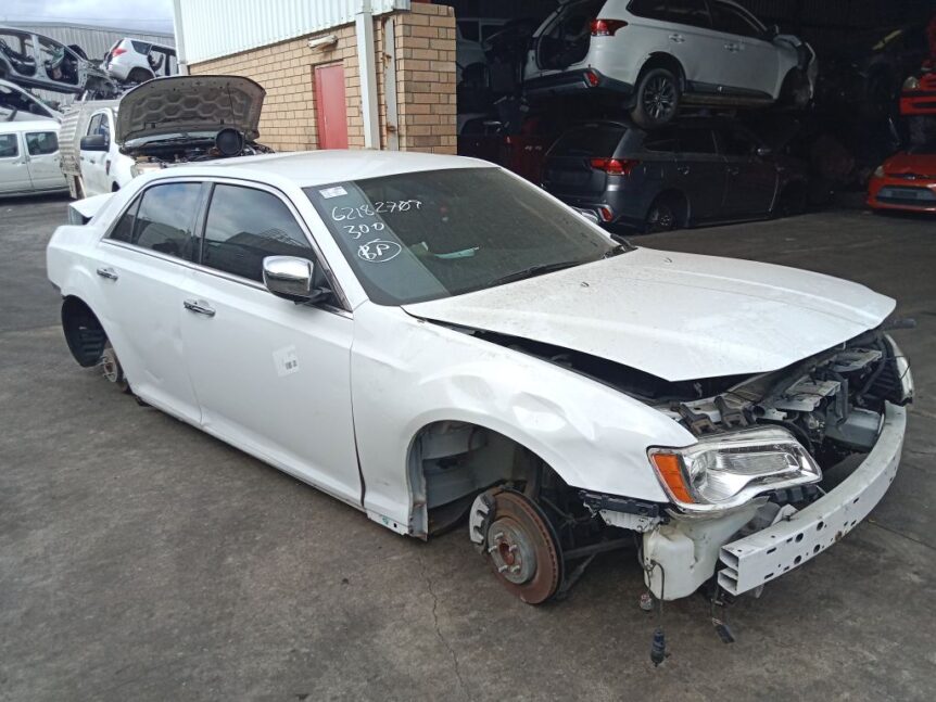 chrysler 300C 2013 white wrecking