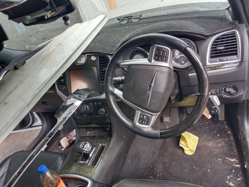 chrysler 300C 2013 white wrecking