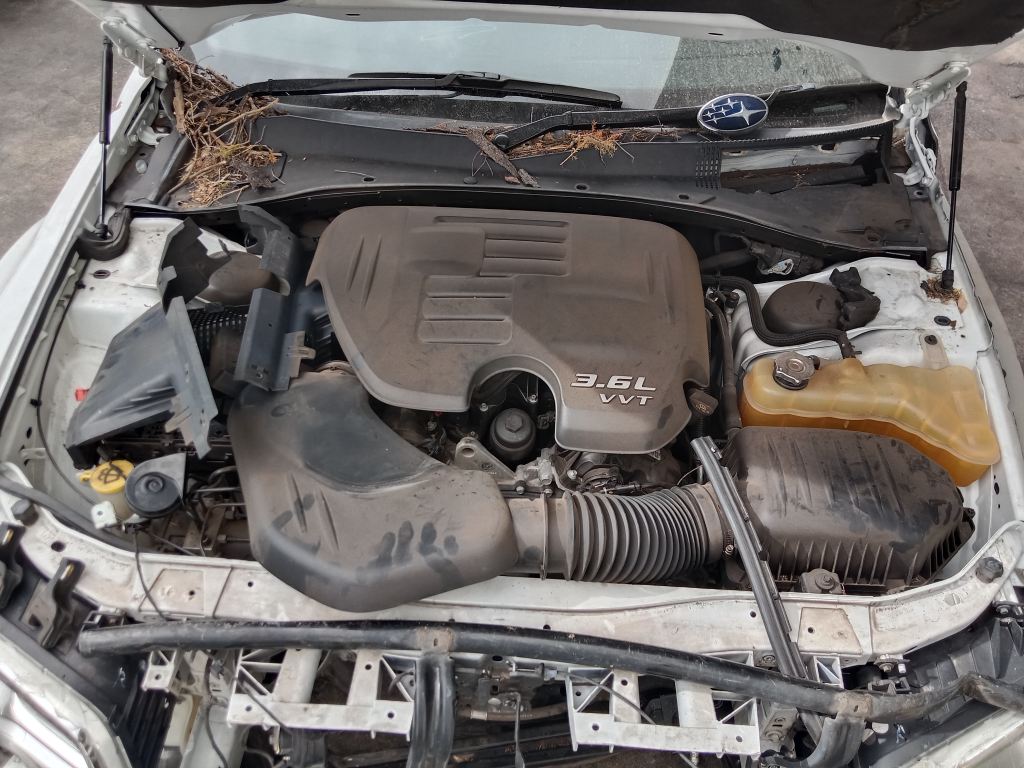 chrysler 300C 2013 white wrecking