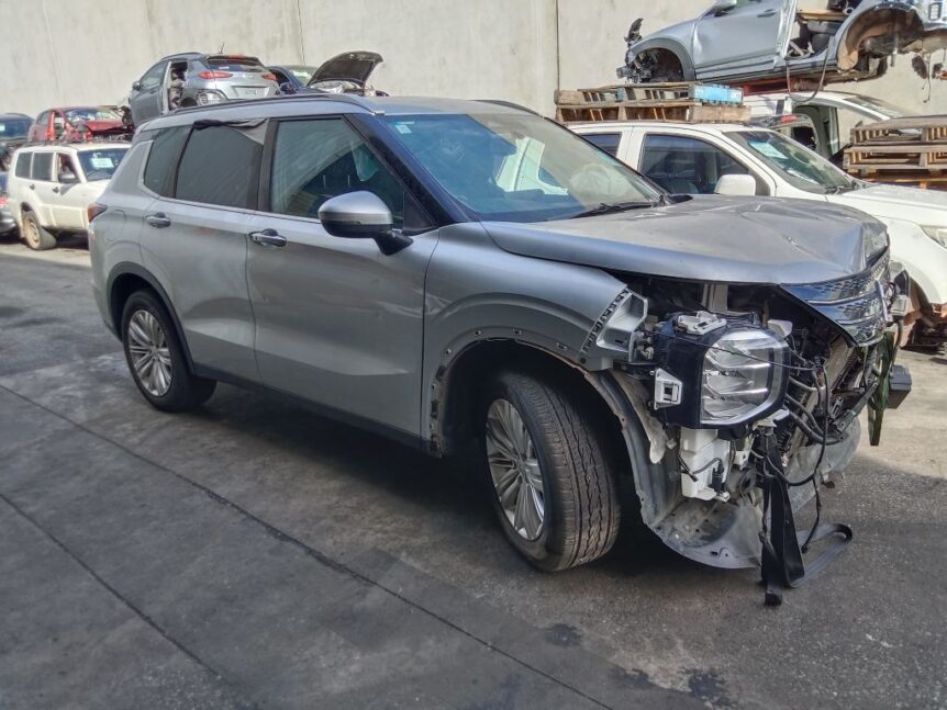 Mitsubishi outlander 2022 Silver Wrecking
