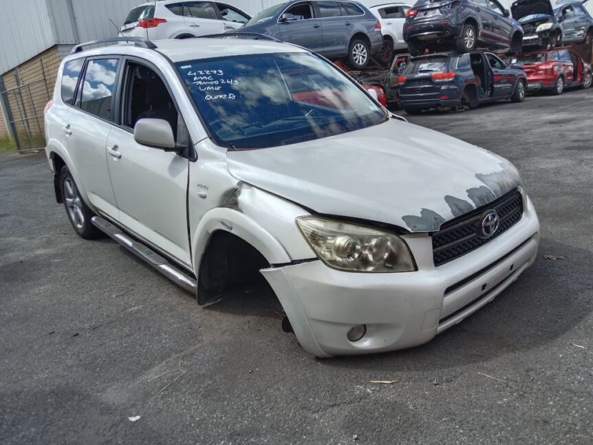 toyota rav4 2007 white wrecking