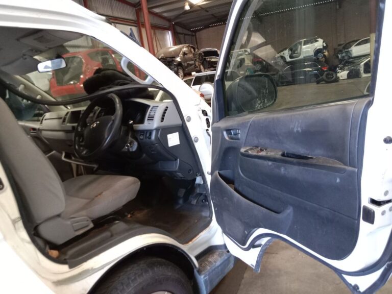 Toyota hiace 2008 White Wrecking