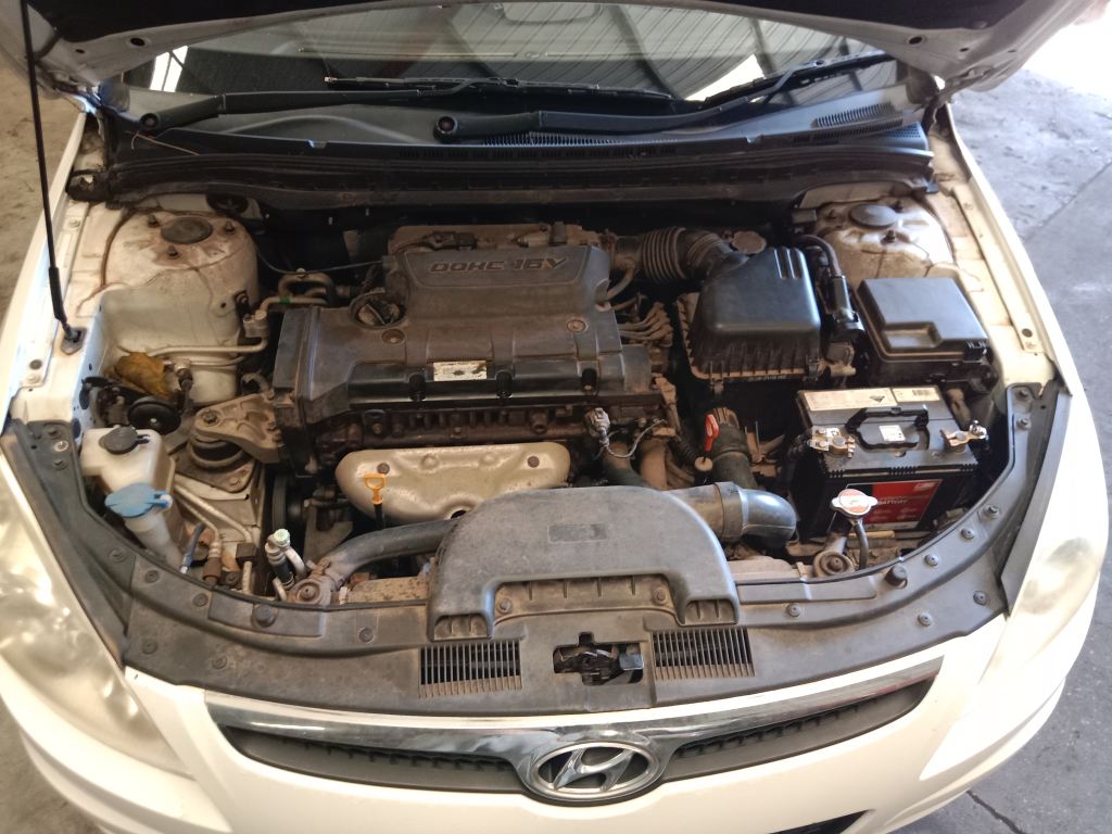 Hyundai i30 wagon 2009 White Wrecking