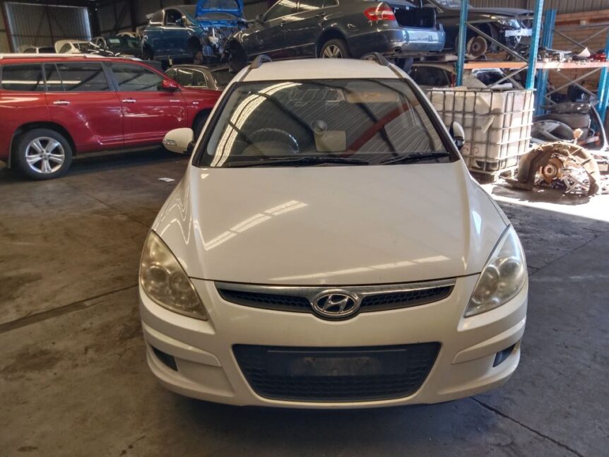 Hyundai i30 wagon 2009 White Wrecking