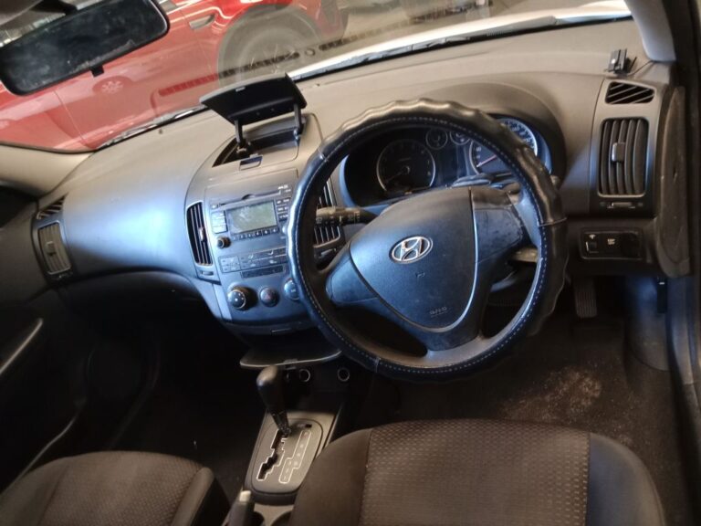 Hyundai i30 wagon 2009 White Wrecking