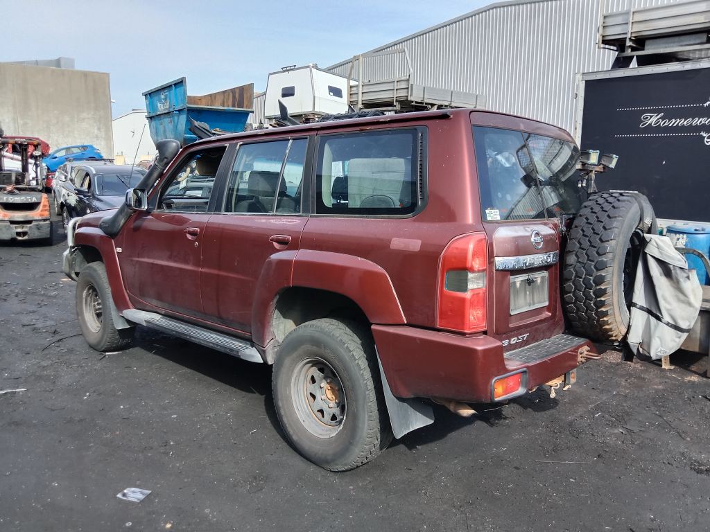 Nissan patrol 2005 Maroon Wrecking